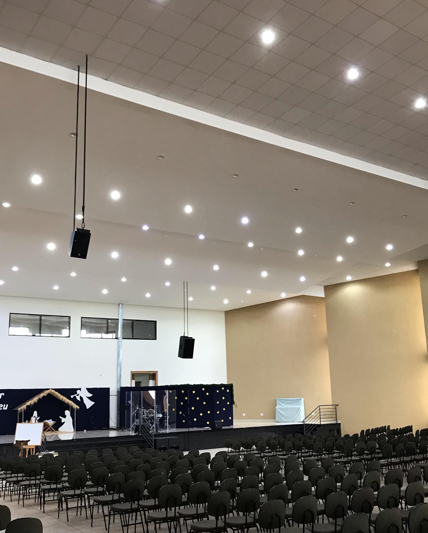 Interior de igreja com sistema de som Yamaha instalado em Valparaíso