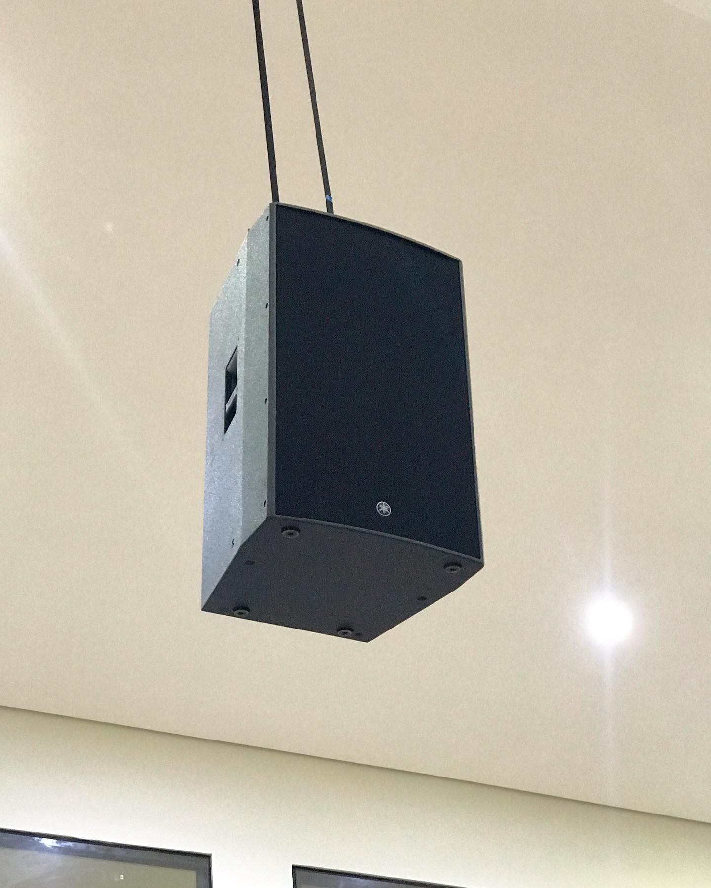 Caixa suspensa instalada em obra de sonorização da MV Audio